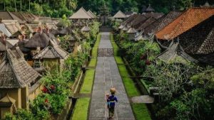 Suasana asri dan tertata rapi di Desa Penglipuran, salah satu desa adat terbersih di dunia dengan rumah-rumah tradisional khas Bali.