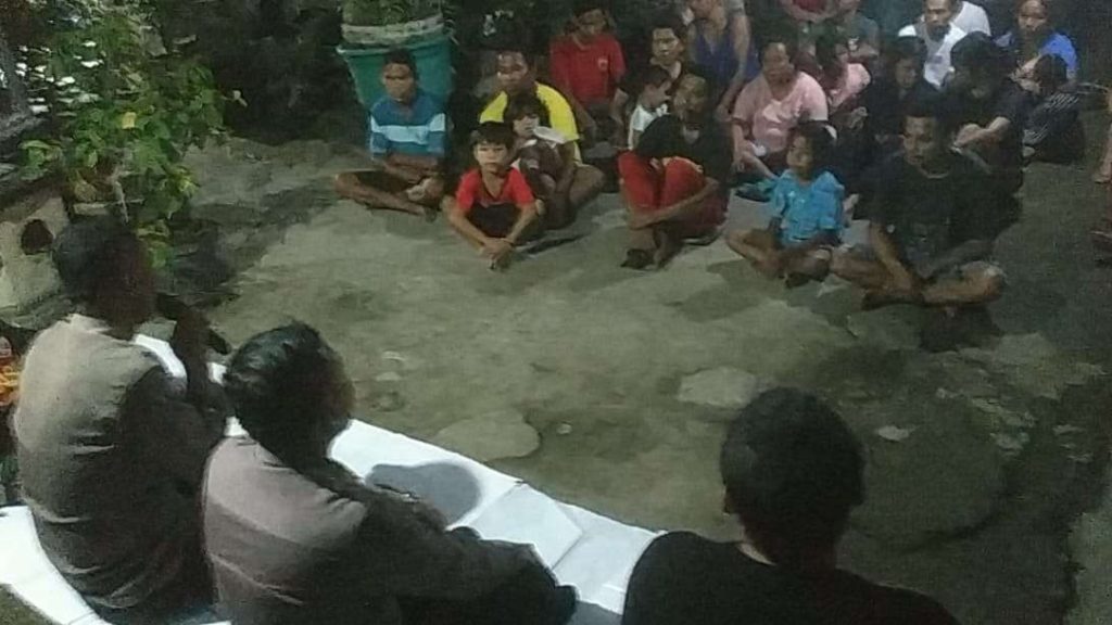 Petugas Satuan Binmas Polresta Denpasar memberikan pembinaan kepada anggota organisasi masyarakat (ormas) asal NTT, Sumba, dan Sumba Barat Daya di Desa Sanur Kauh, Denpasar Selatan.