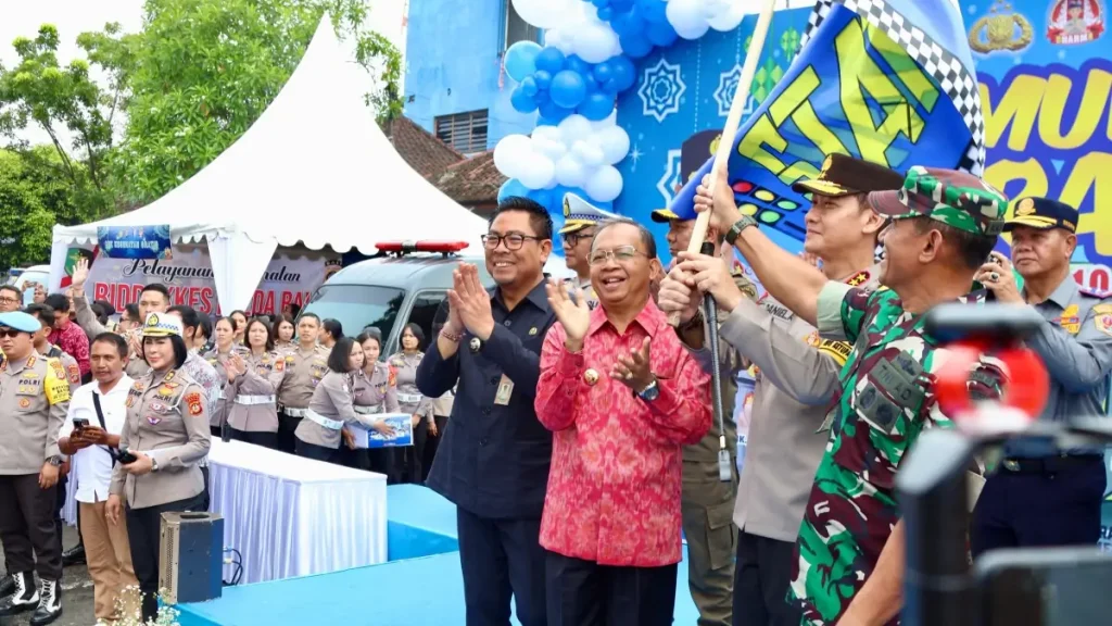 Rombongan bus peserta mudik gratis Polda Bali bersiap diberangkatkan dari Terminal Ubung, Denpasar, menuju berbagai daerah di Jawa Timur.
