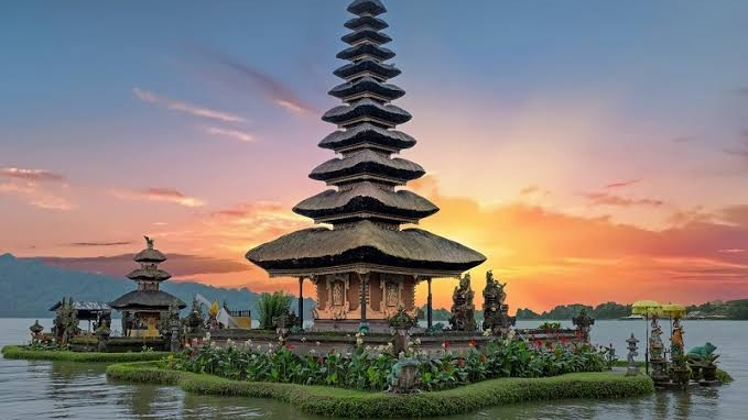 Prosesi keagamaan umat Hindu Bali dalam perayaan Hari Raya Nyepi, termasuk upacara Melasti di tepi laut.