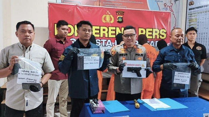 Petugas Kepolisian Polresta Denpasar menunjukkan barang bukti airsoft gun dan barang lainnya dalam konferensi pers kasus begal remaja.