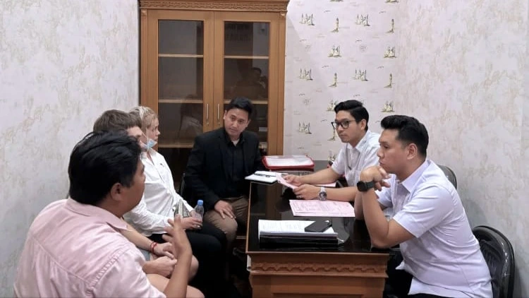 Petugas Kejaksaan Negeri Badung menerima pelimpahan dua WNA Rusia tersangka TPPO dan prostitusi dari Polres Badung, Rabu (9/4), untuk ditahan di Lapas Kerobokan.