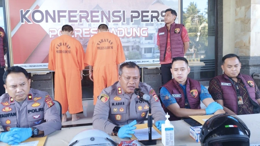 Kapolres Badung AKBP M. Arif Batubara memberikan keterangan pers terkait penangkapan dua pelaku jambret WNA.