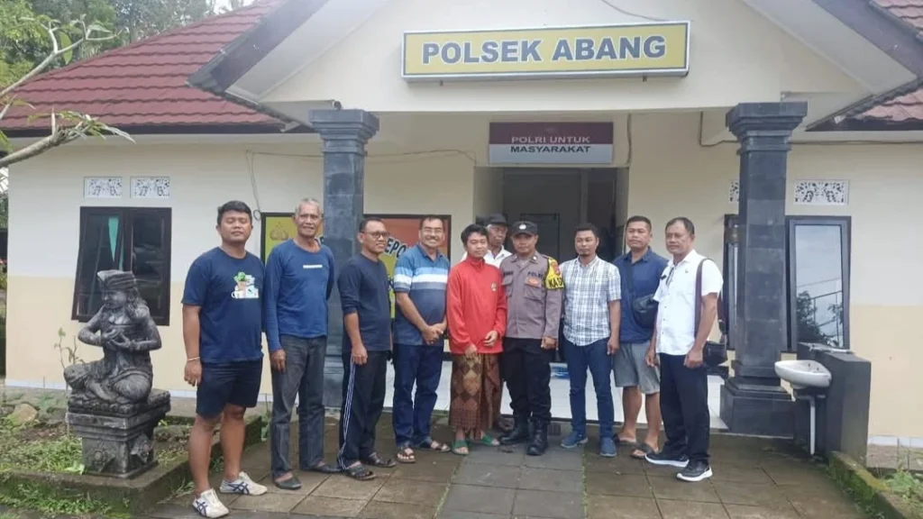 Tim Polsek Abang bersama Bhabinkamtibmas dan keluarga berpose usai berhasil menemukan I Kadek Angga Dwi Cahyadi yang sempat dilaporkan hilang, di depan kantor Polsek Abang, Karangasem.