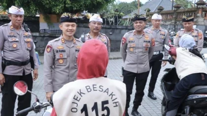Kapolres Karangasem memberikan imbauan kepada pengemudi ojek Besakih menjelang perayaan IBTK 2025.