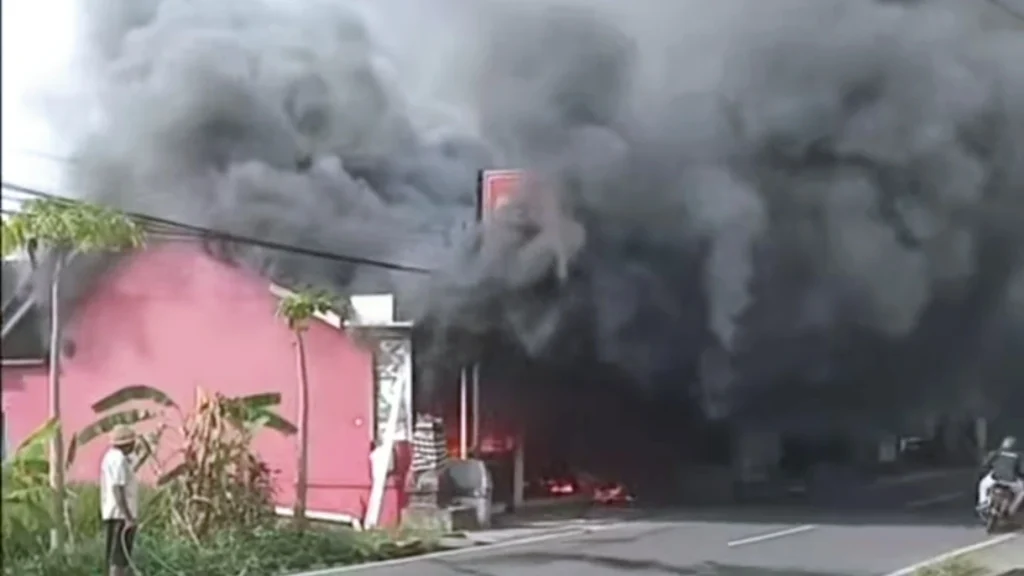 kepulan asap hitam pekat dari kebakaran hebat yang melanda usaha kuliner ACK di Banjar Sasih, Gang Medori, Batubulan, Gianyar, Bali, pada Sabtu, 19 April 2025.