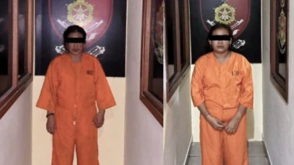 Tersangka perempuan kasus pencurian di toko busana Muslim Bali saat diamankan polisi.