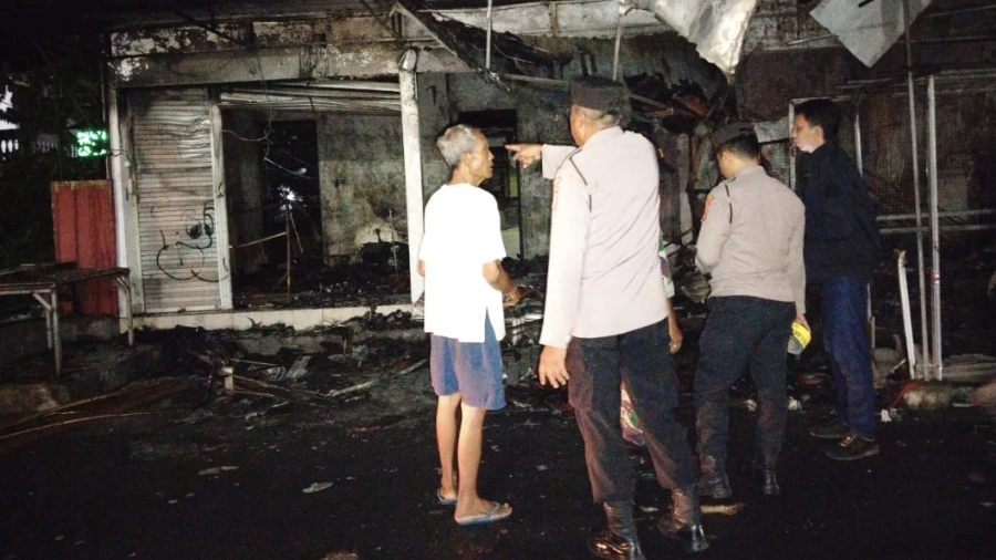 Kebakaran ruko dan rumah kos di Jalan Gatsu VI Denpasar, polisi melakukan olah TKP bersama warga.
