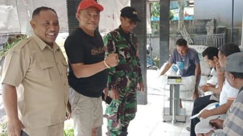 I Made Muskadana bersama aparat dan petani dalam kegiatan serap gabah di Subak Aseman IV, Desa Tangguntiti, Selemadeg Timur, Tabanan.