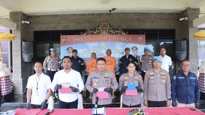 Polres Bangli menggelar konferensi pers terkait pengungkapan kasus pencurian sepeda motor di Desa Songan, dengan menampilkan barang bukti dan tersangka, Senin (28/4/2025).