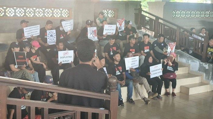 Buruh di Bali gelar aksi Hari Buruh Nasional 2025 di Puspem Badung, tuntut penindakan pekerja asing ilegal dan hentikan eksploitasi tenaga kerja.