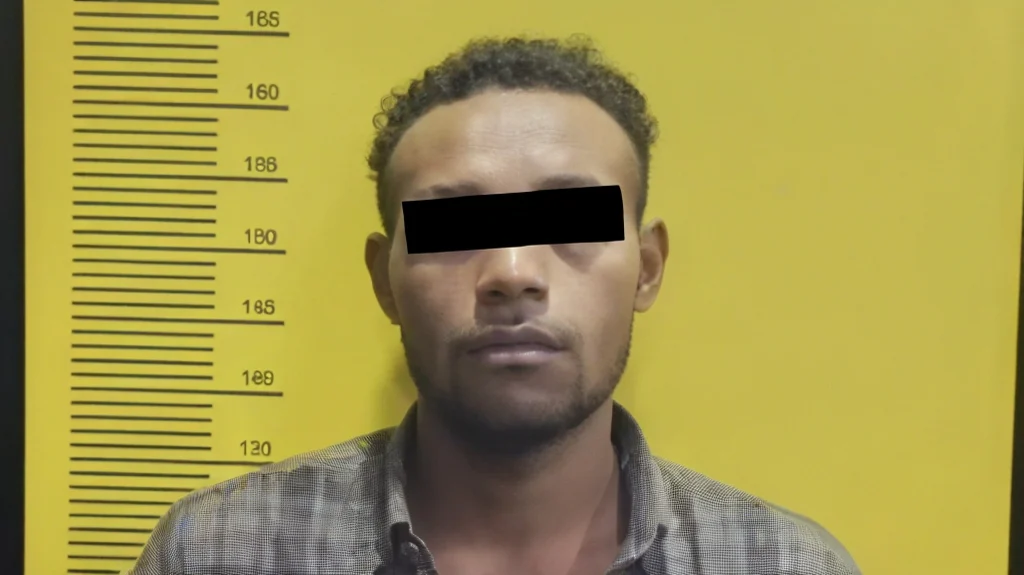 Pelaku penebasan asal Papua, Dem Yoseph Mulait (23), diamankan oleh polisi di Denpasar setelah menyerang temannya dengan pedang.