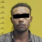 Pelaku penebasan asal Papua, Dem Yoseph Mulait (23), diamankan oleh polisi di Denpasar setelah menyerang temannya dengan pedang.