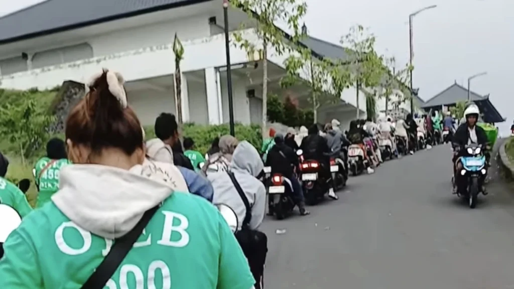Antrean panjang ojek lokal di kawasan Pura Besakih saat perayaan Galungan, menunjukkan lonjakan aktivitas ekonomi masyarakat setempat.