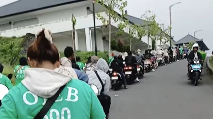 Antrean panjang ojek lokal di kawasan Pura Besakih saat perayaan Galungan, menunjukkan lonjakan aktivitas ekonomi masyarakat setempat.