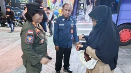Petugas Satpol PP Badung bersama petugas terminal melakukan sidak terhadap warga pendatang di Terminal Mengwi, Bali, usai arus balik Lebaran 2025.