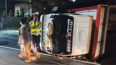 Truk pengangkut pasir terguling di Jalan Patih Jelantik, Gianyar, akibat rem blong, Sabtu malam (19/4/2025).