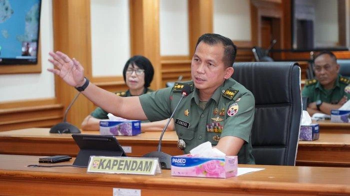 Kapendam IX/Udayana, Kolonel Inf Candra, S.E., M.I.Pol, saat memberikan keterangan pers terkait kasus penganiayaan yang melibatkan tiga oknum anggota Yonif 900/SBW di wilayah Buleleng, Bali.