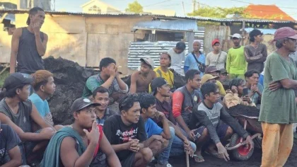 Sejumlah buruh proyek Villa Masuka yang terjaring operasi pendataan penduduk pendatang duduk menunggu proses pemeriksaan identitas oleh aparat gabungan di Banjar Wijaya Kusuma, Desa Ungasan, Kecamatan Kuta Selatan, Senin (5/5/2025).