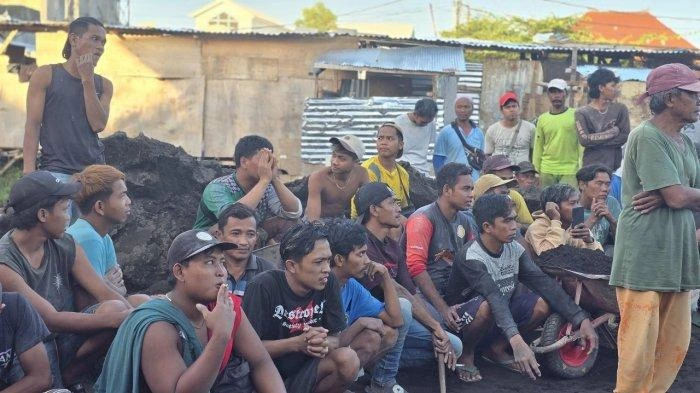 Sejumlah buruh proyek Villa Masuka yang terjaring operasi pendataan penduduk pendatang duduk menunggu proses pemeriksaan identitas oleh aparat gabungan di Banjar Wijaya Kusuma, Desa Ungasan, Kecamatan Kuta Selatan, Senin (5/5/2025).