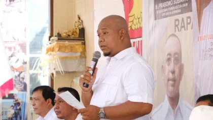 Sekretaris DPD Partai Gerindra Bali, Kadek 'Rambo' Budi Prasetya, saat memberikan pernyataan resmi menanggapi isu afiliasi dengan Ormas GRIB, dalam sebuah acara internal partai di Bali.