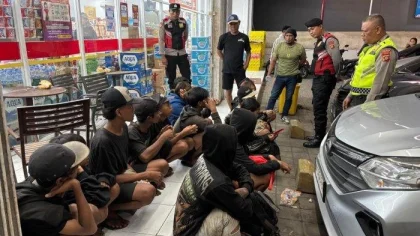 Petugas gabungan dari kepolisian, TNI, dan aparat kelurahan mengamankan belasan anak jalanan yang kedapatan memalak pengunjung minimarket di wilayah Kelurahan Gilimanuk, Jembrana.