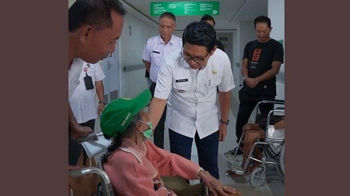 Bupati Badung I Wayan Adi Arnawa menyapa seorang pasien lansia saat melakukan inspeksi mendadak (sidak) di RSD Mangusada. Dalam kunjungannya, Bupati menyoroti pentingnya pelayanan prioritas bagi lansia dan penyandang disabilitas.