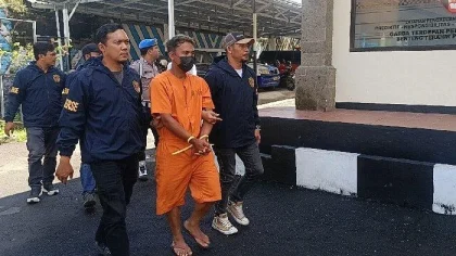 Petugas Satreskrim Polres Bangli menggiring tersangka pencurian sepeda motor berinisial H, residivis asal Lumajang, Jawa Timur, usai diamankan di Pelabuhan Gilimanuk saat hendak masuk ke Bali.