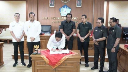 **Keterangan foto:** Bupati Badung I Wayan Adi Arnawa menandatangani nota kesepakatan Rancangan Awal RPJMD 2025–2029 didampingi jajaran Pemerintah Kabupaten Badung dan pimpinan DPRD Badung di ruang sidang DPRD Badung. (Foto: Istimewa)