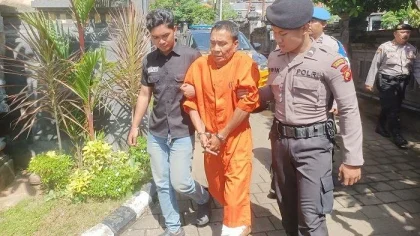 Salah satu pelaku pencurian spesialis kos-kosan, inisial MJ (50), digiring petugas Unit Reskrim Polsek Kuta Selatan usai diamankan di Pelabuhan Lembar, Lombok Barat. Pelaku sempat dilumpuhkan dengan tembakan karena melawan saat penangkapan. (Foto: Istimewa)