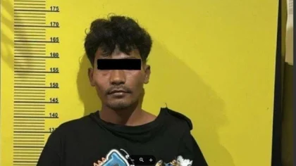 Tersangka SDM (21), warga asal Sumba Barat Daya, NTT, saat diamankan di Polsek Denpasar Barat usai melakukan penganiayaan terhadap seorang lansia di simpang Jalan Mahendradatta - Teuku Umar Barat, Denpasar Barat, Senin (26/5/2025).