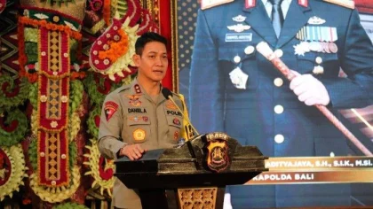 Kapolda Bali, Irjen Pol. Daniel Adityajaya, saat memberikan arahan tegas terkait penindakan aksi premanisme dalam apel pagi di Mapolda Bali, Senin (5/5/2025). Ia menegaskan tidak akan memberi ruang bagi ormas yang berpotensi mengganggu ketertiban dan melanggar hukum di Bali.