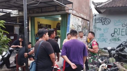 Petugas Babinkamtibmas dan Babinsa Kelurahan Sidakarya memberikan pembinaan kepada sekelompok pemuda yang kedapatan berkumpul sambil mengkonsumsi minuman keras dan memutar musik keras di kawasan Jalan Sanitasia, Denpasar, Jumat (16/5/2025) petang.