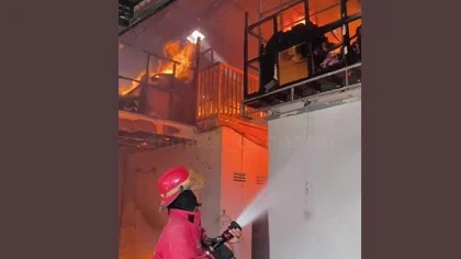 Petugas Pemadam Kebakaran Kota Denpasar berupaya memadamkan api yang membakar bangunan garmen dan rumah tinggal di Jalan Pulau Batanta, Denpasar Barat, Sabtu (31/5/2025) pagi. Api terlihat membesar di lantai atas bangunan saat proses pemadaman berlangsung. (Foto: Istimewa)