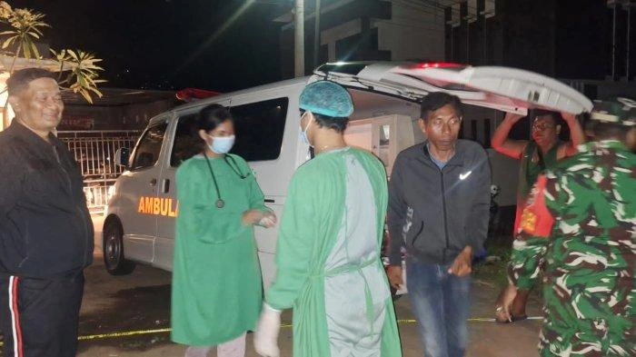 Petugas medis dan aparat keamanan bersiap mengevakuasi jenazah pria tak dikenal yang ditemukan di pinggir jalan Perumahan Grand Lovina, Desa Kalibukbuk, Buleleng, Bali, Sabtu (3/5/2025) dini hari.