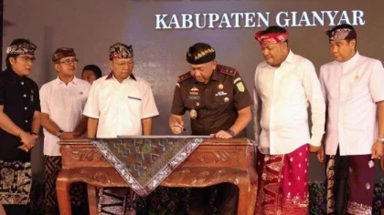 Kepala Kejaksaan Tinggi Bali, Ketut Sumedana, menandatangani prasasti peresmian Bale Kertha Adhyaksa yang disaksikan Gubernur Bali Wayan Koster, Wakil Gubernur Bali I Nyoman Giri Prasta, dan Bupati Gianyar I Made Mahayastra di Balai Budaya Gianyar, Rabu (21/5/2025).