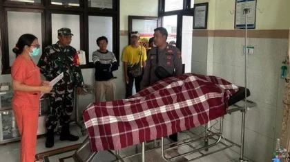 Petugas medis dan kepolisian saat memeriksa jenazah Arif Dwi Hermawanto, buruh proyek asal Kebumen yang meninggal mendadak di bedeng tempat tinggalnya di Desa Jungutbatu, Nusa Penida, Minggu (25/5/2025).