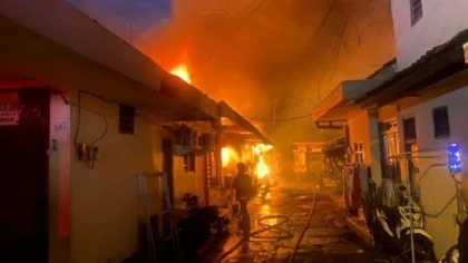 Kobaran api melahap deretan kamar kos di Jalan Plawa, Denpasar Timur, pada Jumat malam, 2 Mei 2025. Petugas pemadam kebakaran berjibaku memadamkan api di tengah kepanikan warga.