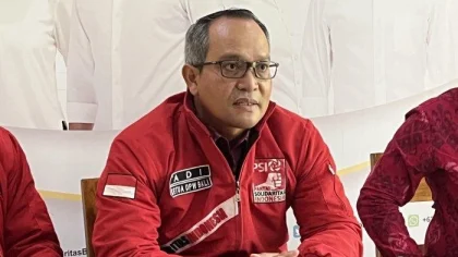 I Nengah Adi Susanto, Ketua DPW PSI Bali, saat memberikan keterangan pers di hadapan media pada Kamis, 1 Mei 2025.