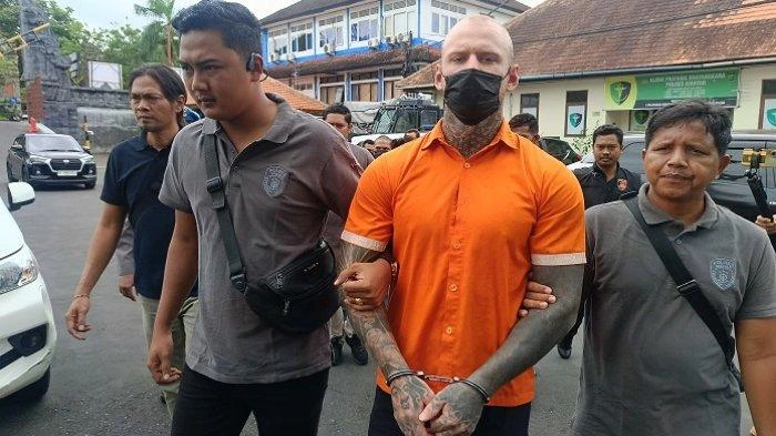 Petinju asal Inggris, Liam Orme (22), digiring petugas kepolisian menuju ruang pemeriksaan di Polres Gianyar usai melakukan penganiayaan terhadap warga lokal di Ubud, Bali, Jumat (2/5/2025) malam.
