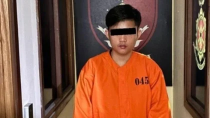 Pelaku JGL (23) saat diamankan petugas di Mapolsek Kuta Selatan mengenakan pakaian tahanan berwarna oranye dengan nomor 045, usai tertangkap mencuri 12 unit AC dari gudang bekas tempatnya bekerja. (Foto: Istimewa)