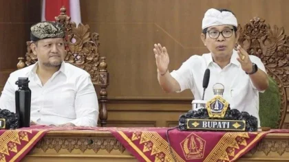 Bupati Badung I Wayan Adi Arnawa (kanan) saat menyampaikan keterangan dalam rapat resmi di lingkungan Pemerintah Kabupaten Badung.