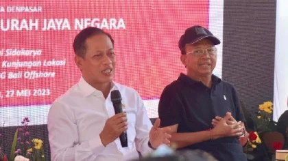 Menteri Lingkungan Hidup dan Kehutanan RI Hanif Faisol Nurofiq (kiri) bersama Gubernur Bali Wayan Koster (kanan) saat menyampaikan pernyataan dukungan terhadap kebijakan pengelolaan sampah Bali dalam kunjungan kerja di Pantai Sidakarya, Denpasar Selatan, Selasa (27/5/2025).