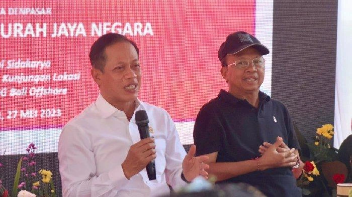Menteri Lingkungan Hidup dan Kehutanan RI Hanif Faisol Nurofiq (kiri) bersama Gubernur Bali Wayan Koster (kanan) saat menyampaikan pernyataan dukungan terhadap kebijakan pengelolaan sampah Bali dalam kunjungan kerja di Pantai Sidakarya, Denpasar Selatan, Selasa (27/5/2025).
