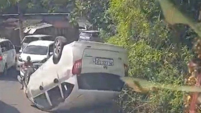 Sebuah mobil minibus berwarna putih terguling di sisi jalan kawasan Banjar Bucang, Desa Sakti, Nusa Penida, usai mengalami kecelakaan tunggal saat melintasi turunan dan tikungan tajam pada Senin (19/5/2025).