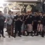 Tangkapan layar video viral yang memperlihatkan jajaran pecalang Desa Adat Sanggulan bersama aparat desa dan perwakilan Ormas GRIB Tabanan saat menyampaikan pernyataan resmi penghentian aktivitas ormas di wilayah Desa Adat Sanggulan, Kediri, Tabanan.