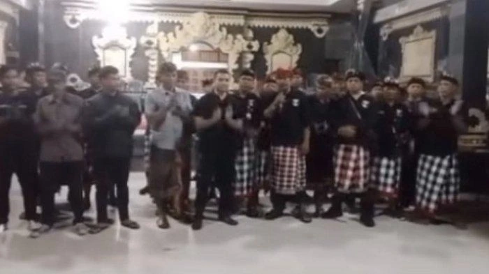 Tangkapan layar video viral yang memperlihatkan jajaran pecalang Desa Adat Sanggulan bersama aparat desa dan perwakilan Ormas GRIB Tabanan saat menyampaikan pernyataan resmi penghentian aktivitas ormas di wilayah Desa Adat Sanggulan, Kediri, Tabanan.