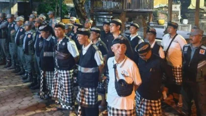 Aparat gabungan dari Kelurahan Sumerta, termasuk pecalang, Satlinmas, Babinsa, dan Bhabinkamtibmas, bersiap sebelum melakukan sidak administrasi kependudukan terhadap warga non permanen di wilayah Banjar Buaji Sari, Denpasar Timur, pada 17–18 Mei 2025.