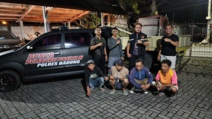 Unit Reskrim Polsek Mengwi bersama empat pelaku pencurian mesin molen yang berhasil diamankan. Tampak barang bukti berupa truk engkel dan molen turut diamankan dalam pengungkapan kasus yang terjadi di proyek villa Banjar Seseh, Desa Cemagi, Mengwi, Badung. (Foto: Istimewa)