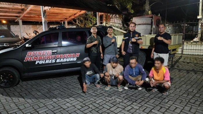 Unit Reskrim Polsek Mengwi bersama empat pelaku pencurian mesin molen yang berhasil diamankan. Tampak barang bukti berupa truk engkel dan molen turut diamankan dalam pengungkapan kasus yang terjadi di proyek villa Banjar Seseh, Desa Cemagi, Mengwi, Badung. (Foto: Istimewa)